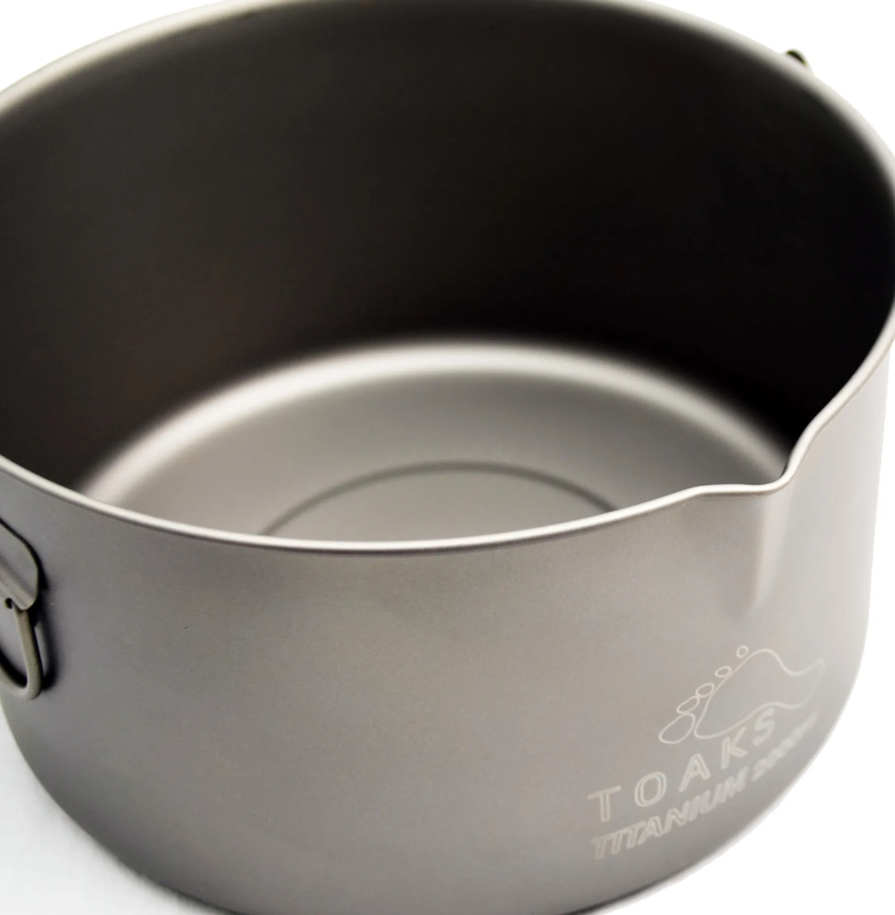 Titanium 2000 ml Pot with Bail Handle