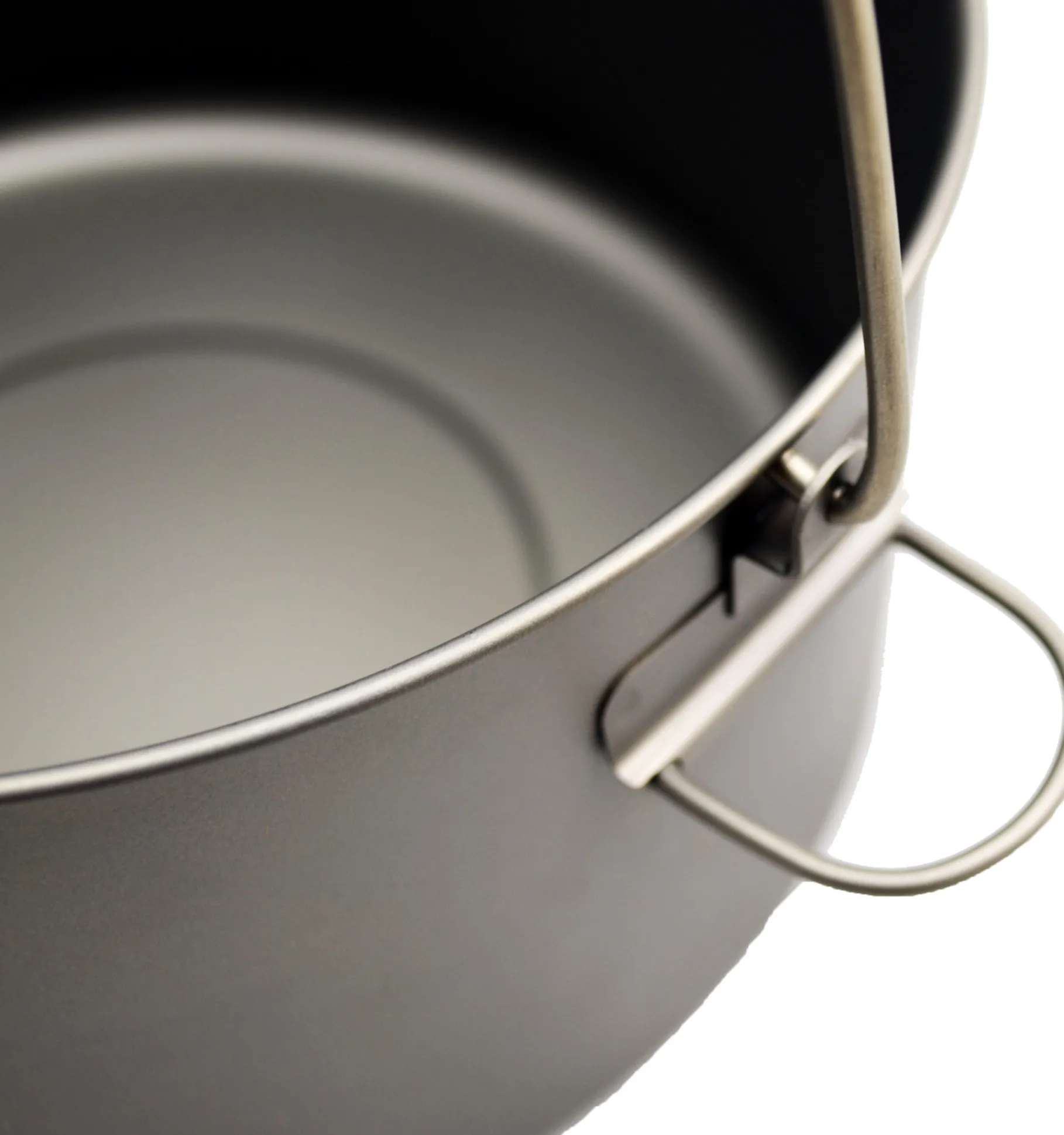 Titanium 2000 ml Pot with Bail Handle